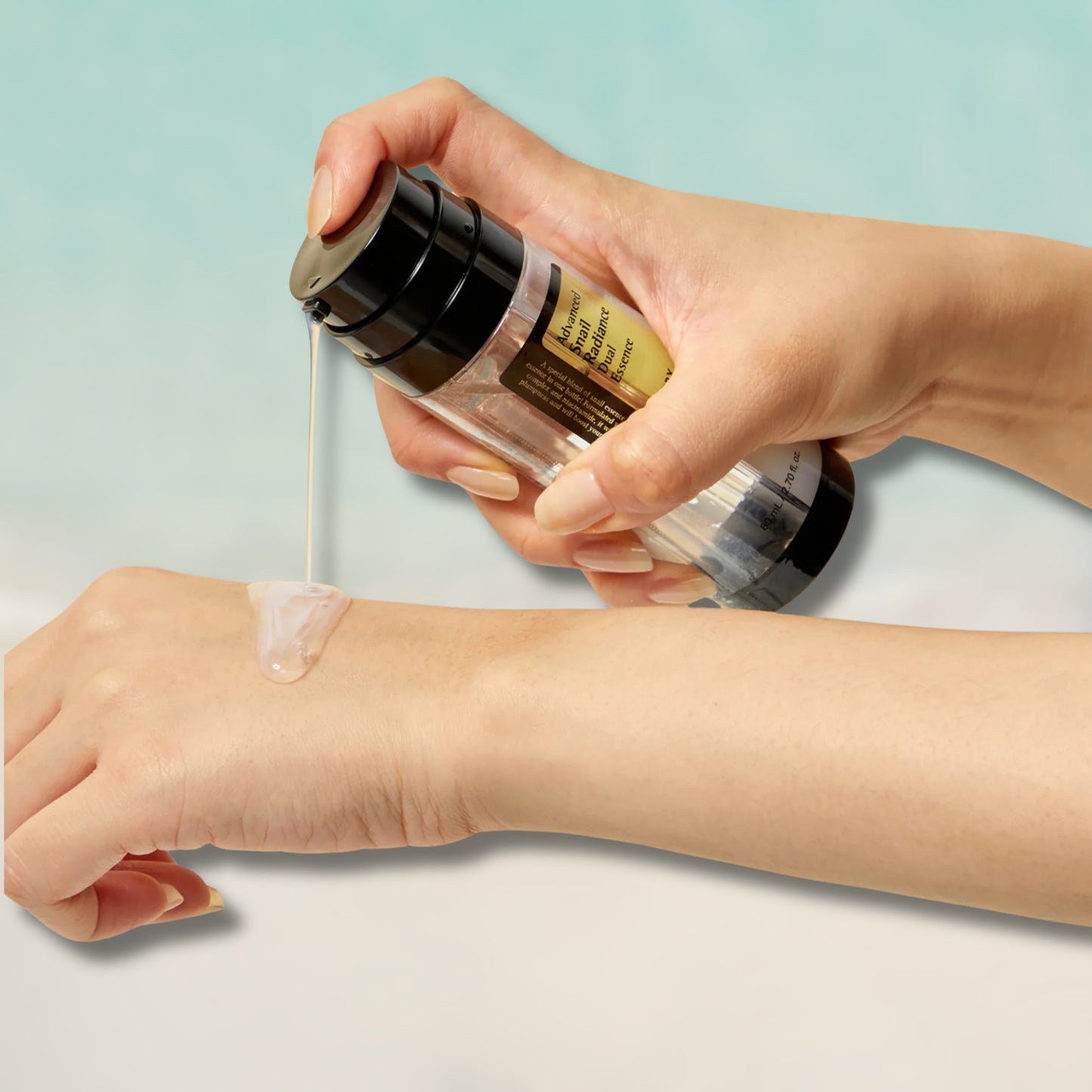 Cosrx Advanced Snail Radiance Dual Essence – esszencia csiganyálkával és niacinamiddal, kézfejre adagolva a bőr hidratálásához.