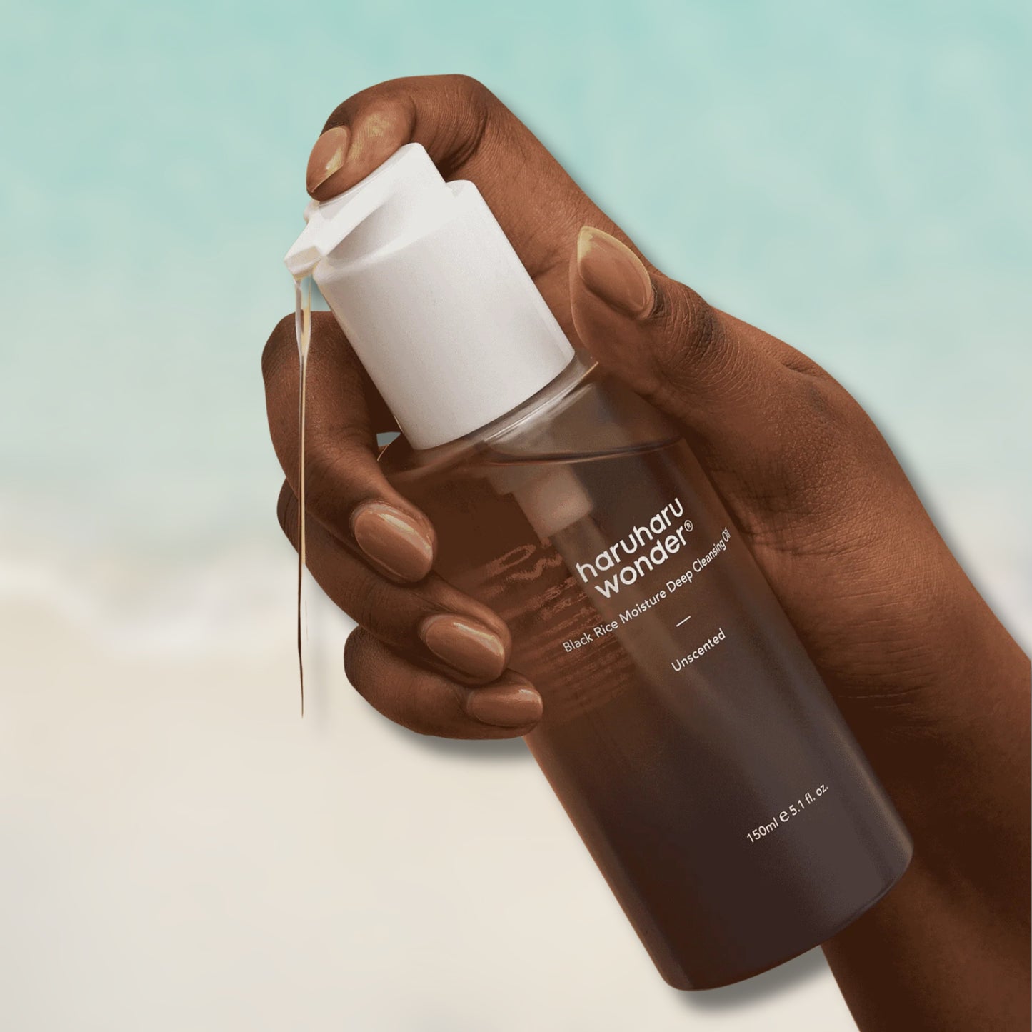 HaruHaru Wonder Black Rice Moisture Deep Cleansing Oil – tisztító olaj használat közben kézben tartva, láthatóan könnyű textúrával.
