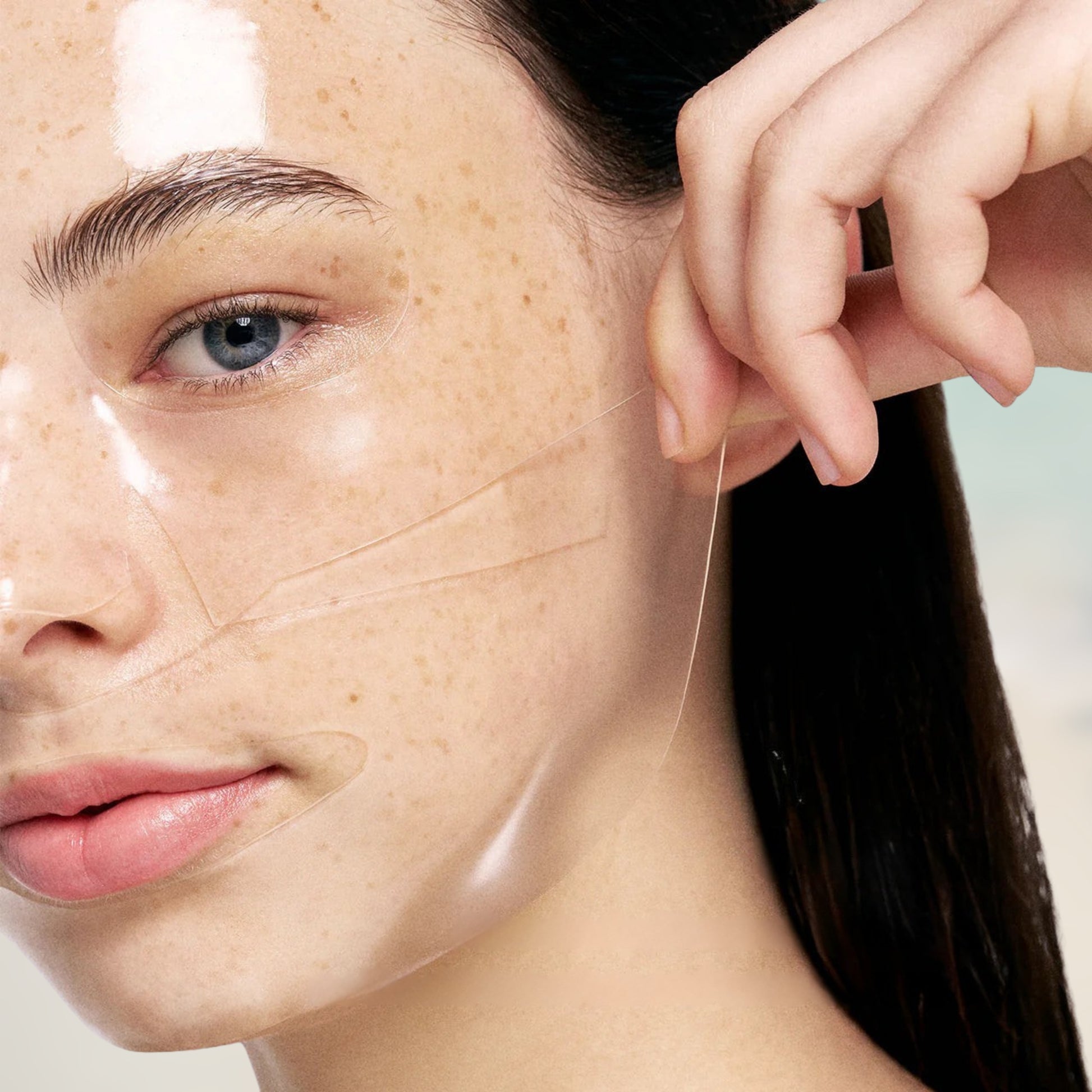 Biodance Hydro Cera-Nol Real Deep Mask áttetsző hidrogél arcmaszk felhelyezve, 3-4 órás használat közben.