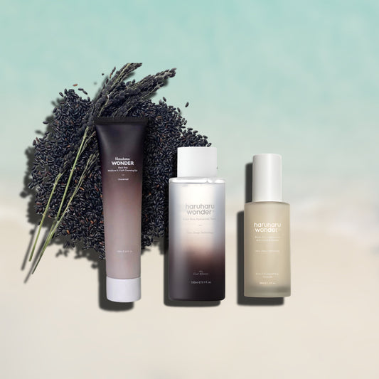 HaruHaru Wonder Anti-Aging Trio 2 – Black Rice arctisztító gél, hialuronsavas toner és esszencia fekete rizs háttérrel.