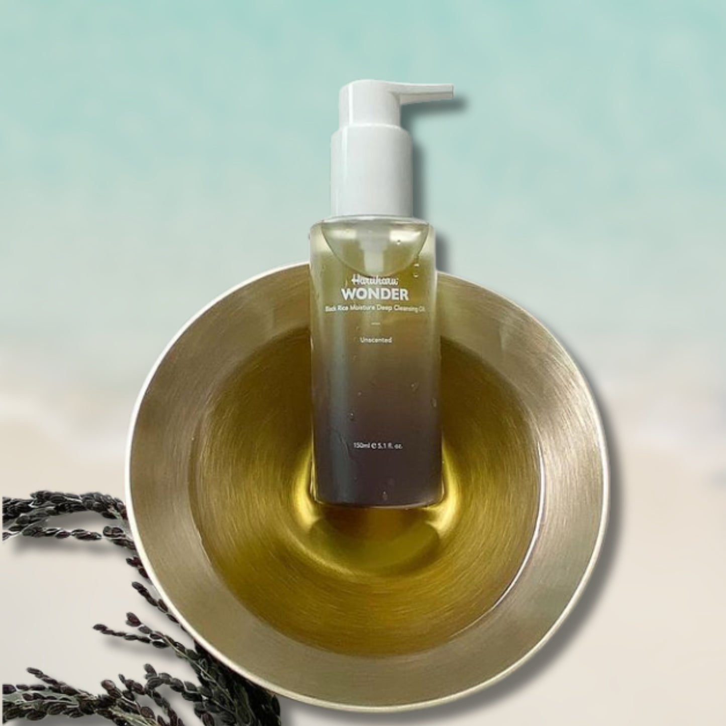 HaruHaru Wonder Black Rice Moisture Deep Cleansing Oil pumpás üvegben, elegáns tálban elhelyezve, természetes összetevőkkel a tiszta és hidratált bőrért.
