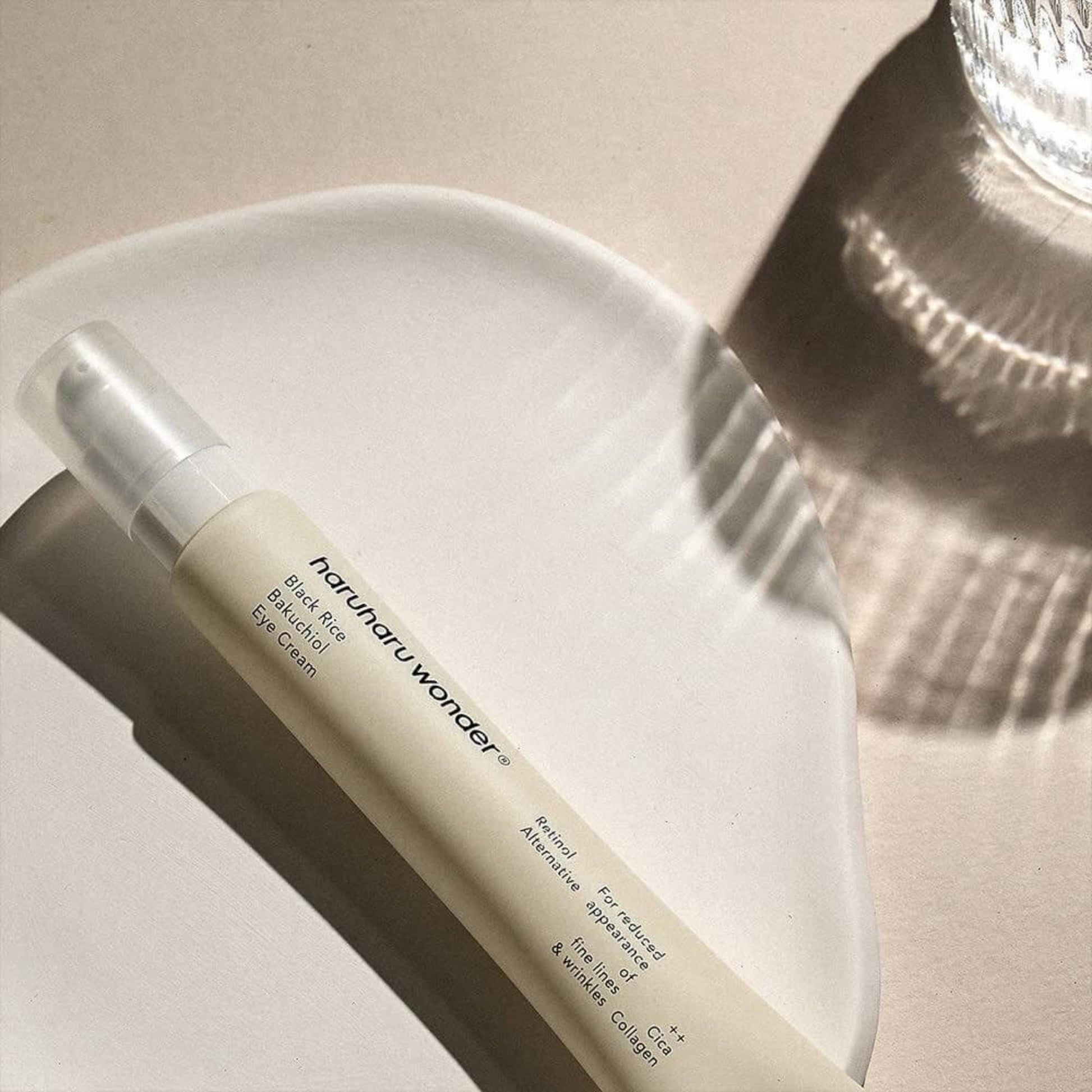 Haruharu Wonder Black Rice Bakuchiol Eye Cream – ránctalanító szemkrém minimalista környezetben, tálon elhelyezve.