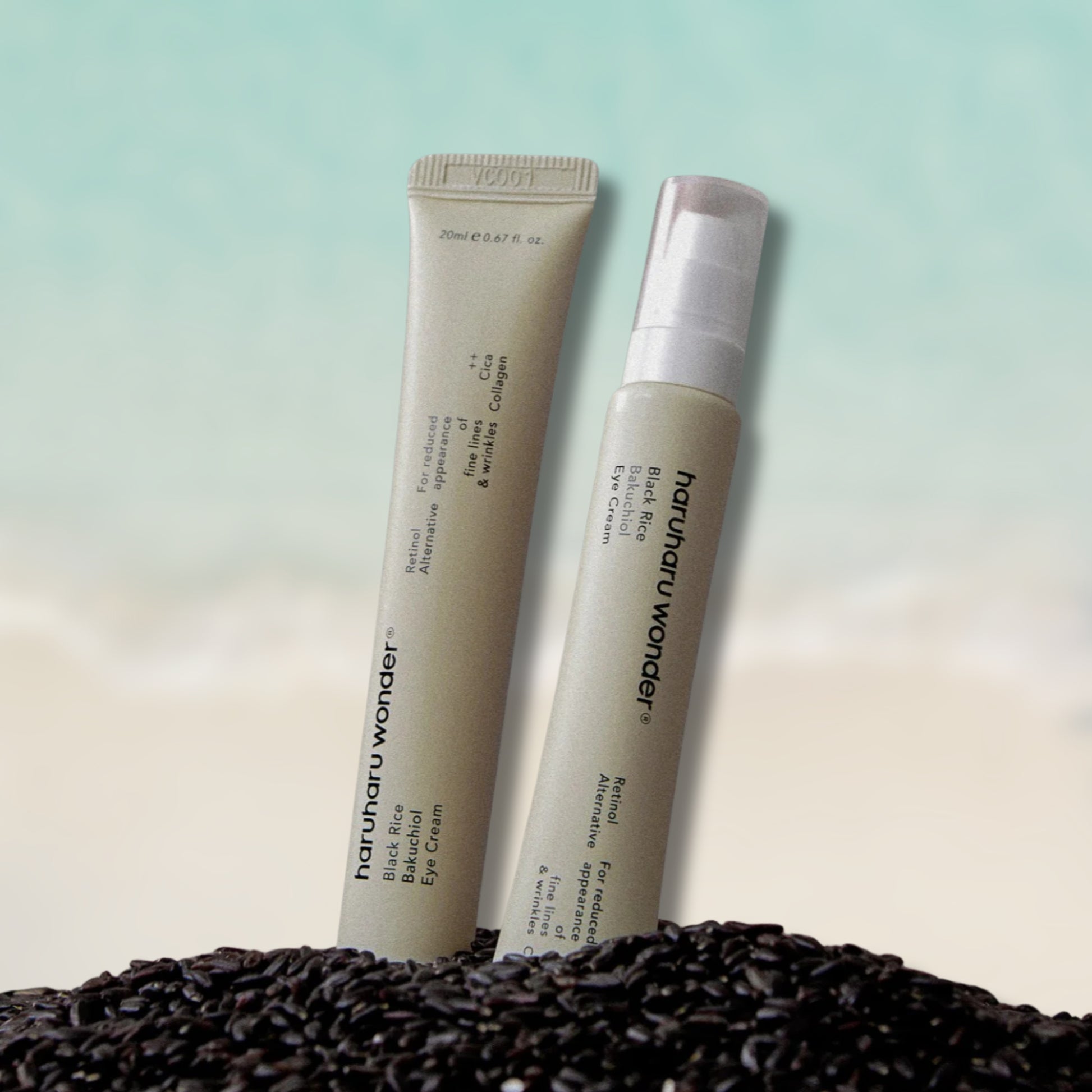 Haruharu Wonder Black Rice Bakuchiol Eye Cream két tubusban, fekete rizsszemekkel körülvéve – antioxidáns és anti-aging koreai szemkrém.