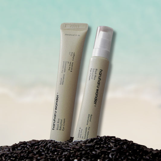 Haruharu Wonder Black Rice Bakuchiol Eye Cream két tubusban, fekete rizsszemekkel körülvéve – antioxidáns és anti-aging koreai szemkrém.