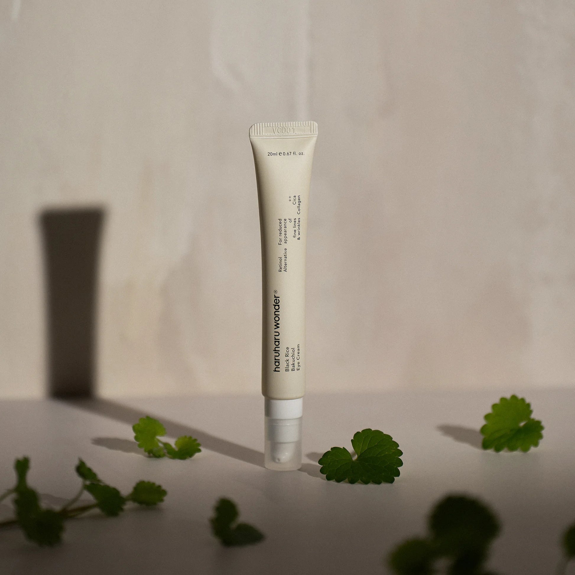 Haruharu Wonder Black Rice Bakuchiol Eye Cream 20 ml tubus, természetes árnyékokkal és zöld levelekkel körülvéve.